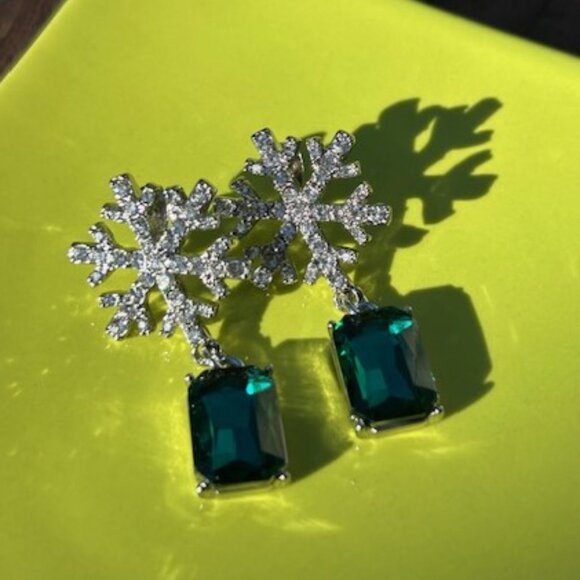 HOLIDAY🎄🎄BETSEY JOHNSON NWT –Sparkly Snowflake Green Crystal EARRINGS - Picture 3 of 7